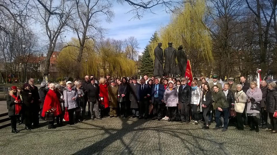 Uroczystość pod Pomnikiem Ofiar Katynia w Katowicach (fot. Jan Musiał).