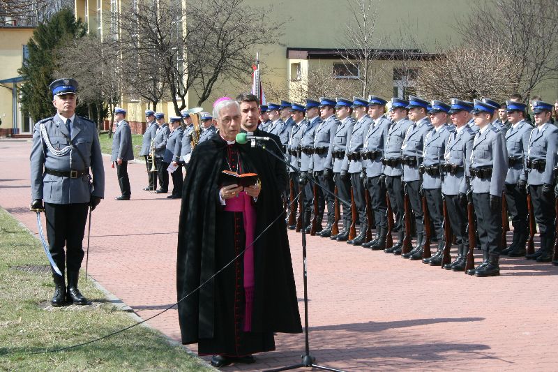Abp Wiktor Skworc odmówił modlitwę i poświęcił pamiątkową tablicę ku czci funkcjonariuszy Policji Województwa Śląskiego zamordowanych przez NKWD wiosną 1940 r. w ZSRR
