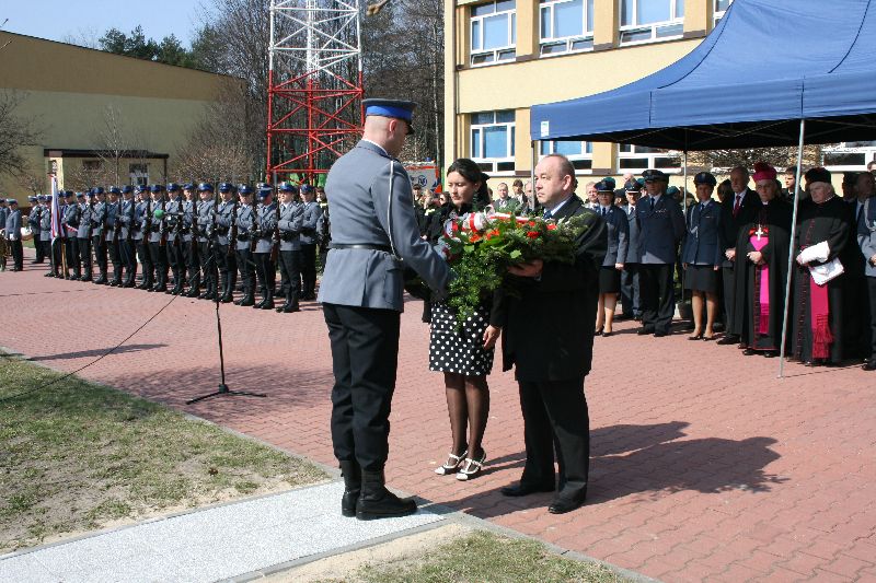 Kwiaty pod tablicą złożyli: dr Aleksandra Wentkowska z Biura Pełnomocnika Terenowego Rzecznika Praw Obywatelskich w Katowicach oraz dr Andrzej Drogoń, Dyrektor Oddziału IPN w Katowicach