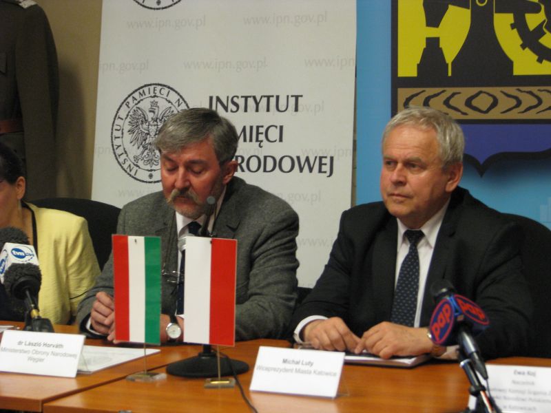 Od prawej: Michał Luty, wiceprezydent Katowic, Laszló Horvath, historyk z Wydziału Pielęgnowania Tradycji Wojskowych i Opieki nad Grobami Wojennymi z węgierskiego Ministerstwa Obrony Narodowej