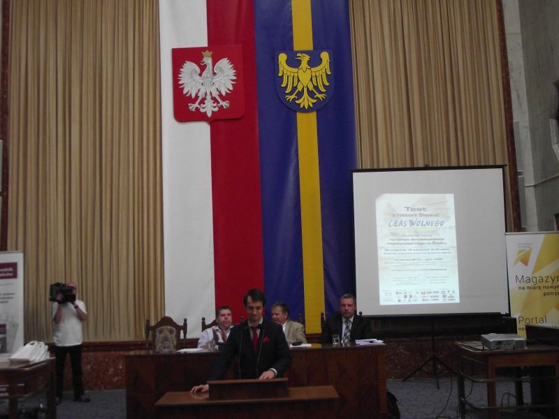Adam Skowron – Sekretarz Projektu Śląsk – powitanie uczestników  drugiej  edycji Testu z historii Śląska: „Czas Wolnego