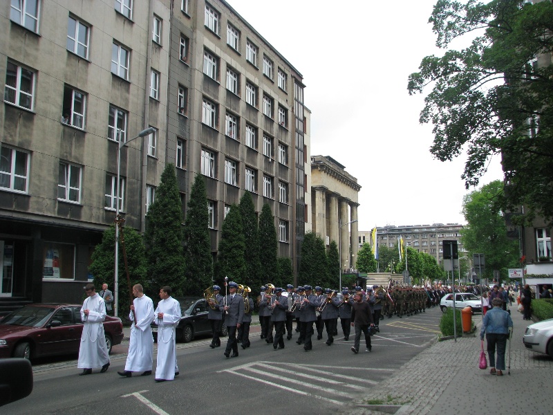 Kondukt pogrzebowy przeszedł ulicami Katowic