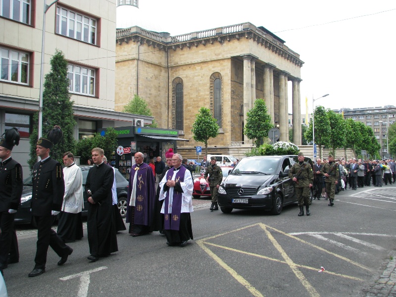 Kondukt pogrzebowy przeszedł ulicami Katowic