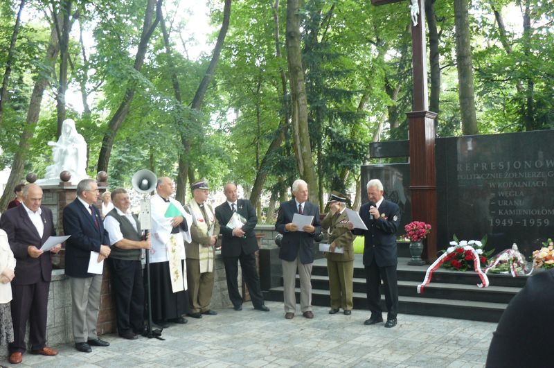 Uroczystości  przy pomniku Represjonowanych Politycznie Żołnierzy Górników w Licheniu