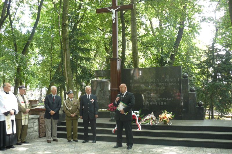Przemawia dr Andrzej Drogoń, dyrektor katowickiego IPN