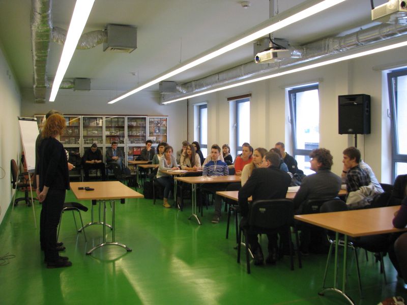 Uczestnicy warsztatów przed II fazą IV Śląskiego Turnieju Debat Oksfordzkich pt. „Górnoślązacy w Wehrmachcie to nie zdrajcy Polski