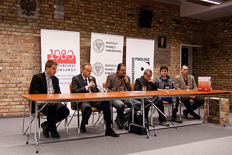 Prezentacja II tomu Encyklopedii Solidarności. Od lewej: dr Grzegorz Waligóra, redaktor naczelny ES, dr Łukasz Kamiński, Przemysław Miśkiewicz, ks. Henryk Białas, Weronika Rudnicka (Stow. Pokolenie), dr Jarosław Neja (OBEP Katowice)