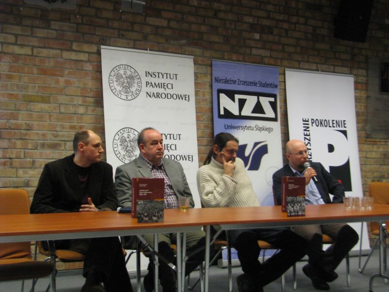 Prezentacja książek dr. Jarosława Nei i dr. Tomasza Kurpierza – od lewej: dr Jarosław Neja (OBEP Katowice), dr Andrzej Drogoń, Przemysław Miśkiewicz (Przewodniczący Stowarzyszenia Pokolenie), dr Tomasz Kurpierz (OBEP Katowice)