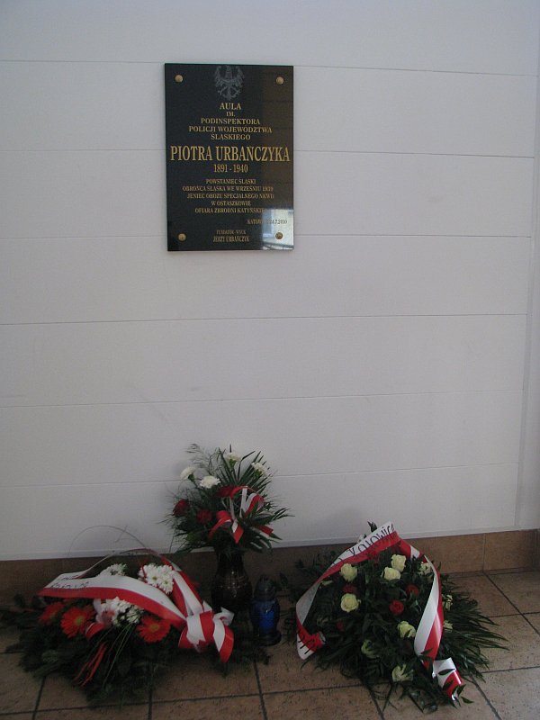 Tablica patrona auli – podinsp. PWŚl. Piotra Urbańczyka na terenie Szkoły Policji w Katowicach