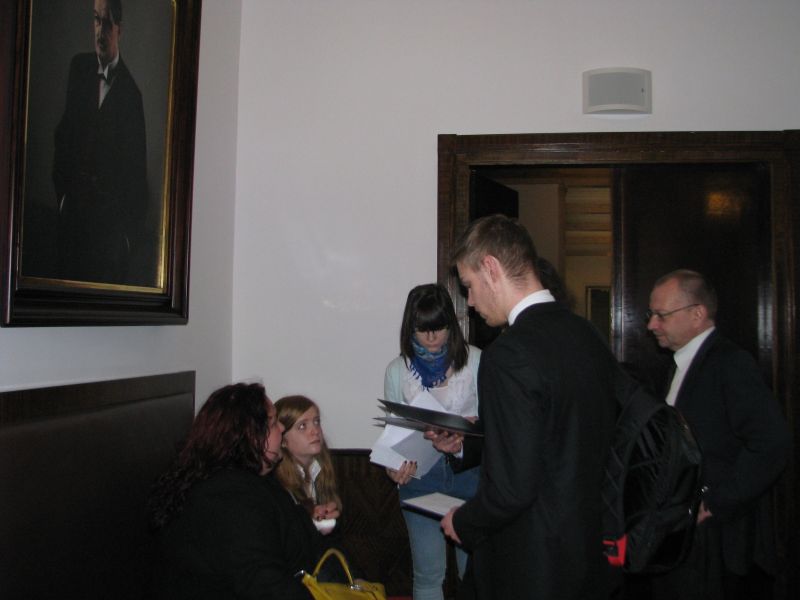 Ostatnie przygotowania do finału IV Śląskiego Turnieju Debat Oksfordzkich – drużyna II LO w Rudzie Śląskiej