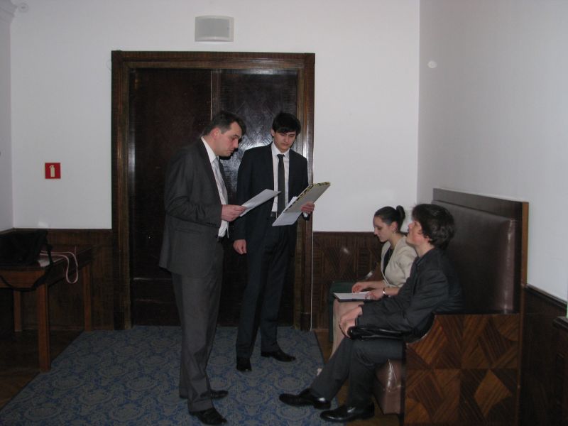 Ostatnie przygotowania do finału IV Śląskiego Turnieju Debat Oksfordzkich – drużyna I Społecznego LO w Katowicach