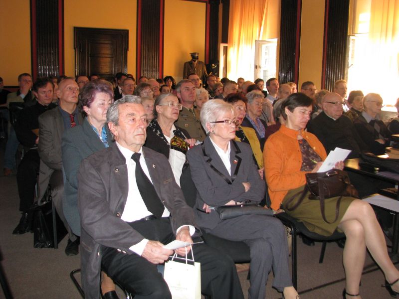 Uczestnicy Spotkań Katyńskich licznie zgromadzili się w sali konferencyjnej w siedzibie IPN przy ul. Kilińskiego 9
