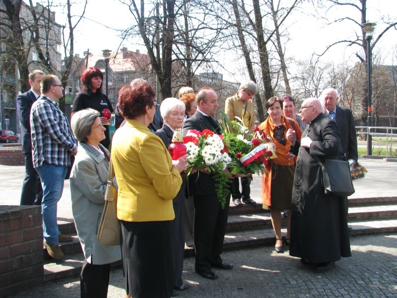 Złożenie kwiatów i zapalenie zniczy pod pomnikiem Katyńskim – uroczystości przewodniczył ks. Antoni Pośpiech, prałat Rodzin Katyńskich Archidiecezji Katowickiej