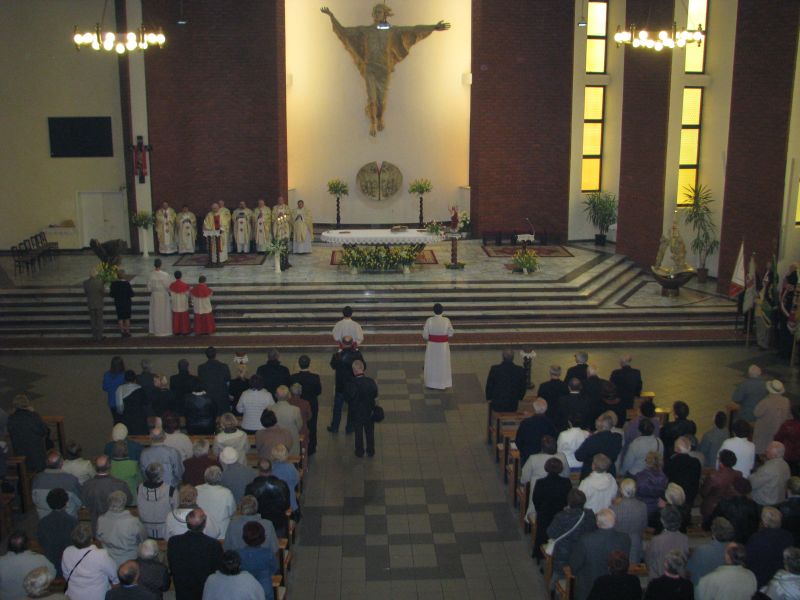 Msza św. w kościele pw. św. Krzysztofa w Tychach w intencji Ofiar Katastrofy Smoleńskiej