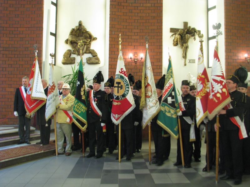 Uroczystość uświetniły poczty sztandarowe