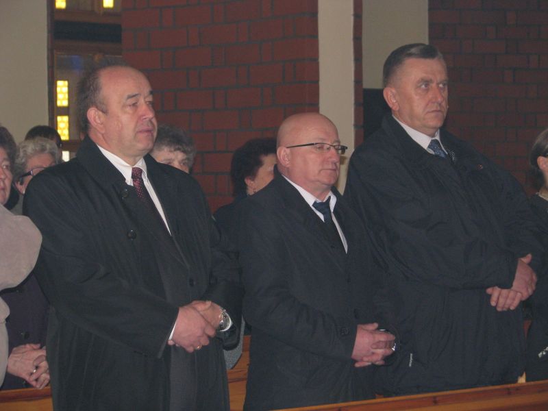 W uroczystości wzięły udział m.in. delegacje władz samorządowych i parlamentarzystów oraz dr Andrzej Drogoń, dyrektor katowickiego IPN (pierwszy od lewej)