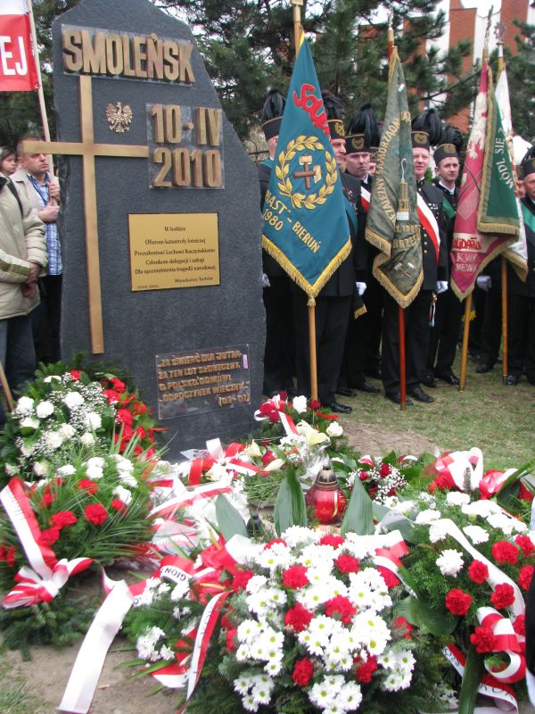 Uroczystość odsłonięcia pomnika poświęconego Ofiarom Katastrofy Smoleńskiej na terenie parafii pw. św. Krzysztofa w Tychach