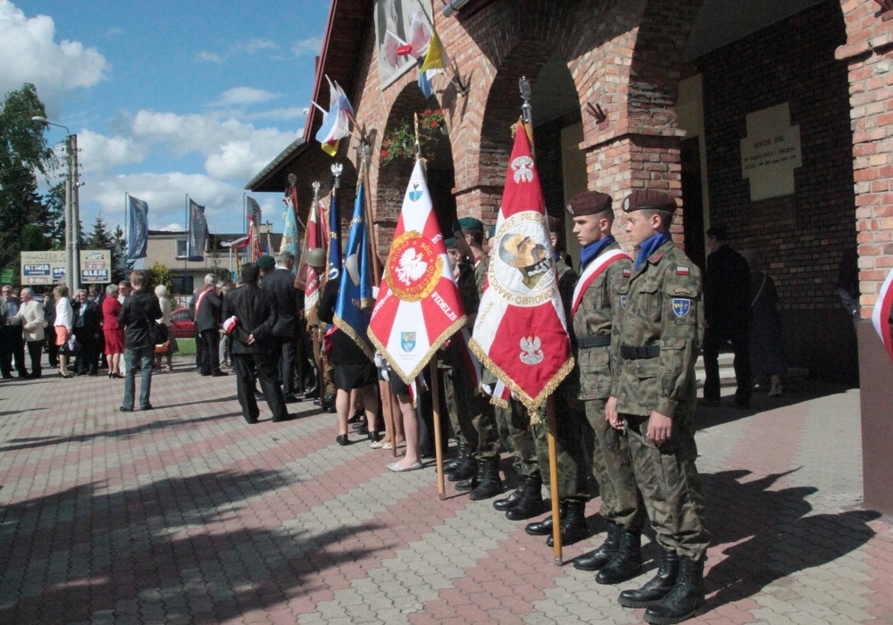 Poczty sztandarowe przed kościołem pod wezwaniem Podwyższenia Krzyża Świętego w Częstochowie