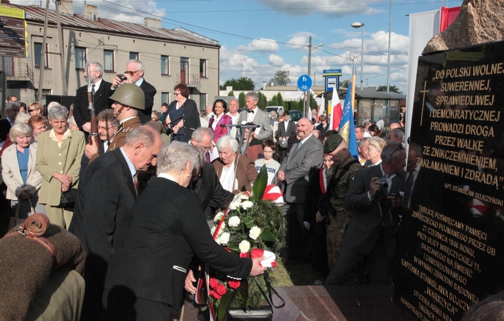 Uroczystość odsłonięcia  pomnika ku czci zamordowanego przez władze komunistyczne gen. brygady Stanisława Sojczyńskiego „Warszyca