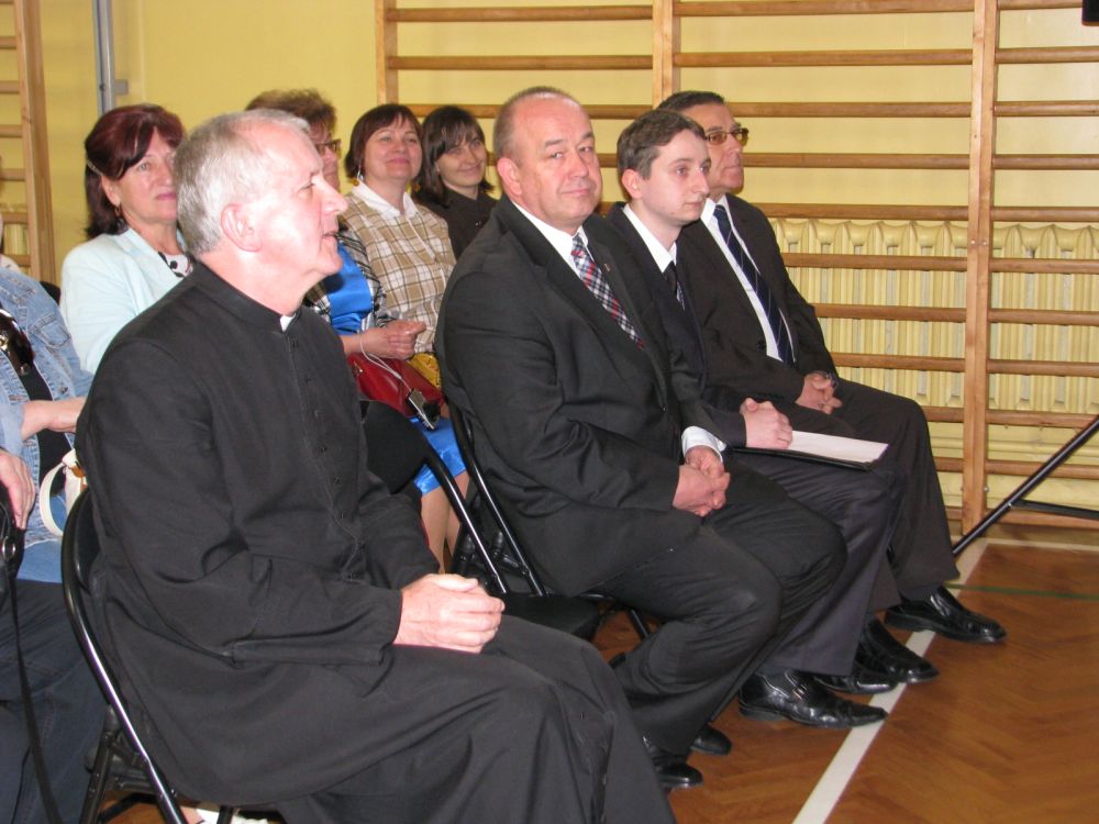 Uczestnicy uroczystości – od lewej ks. Jan Nocoń, proboszcz parafii pw. Najświętszej Maryi Panny Wspomożenia Wiernych, dr Andrzej Drogoń, dyrektor katowickiego oddziału IPN