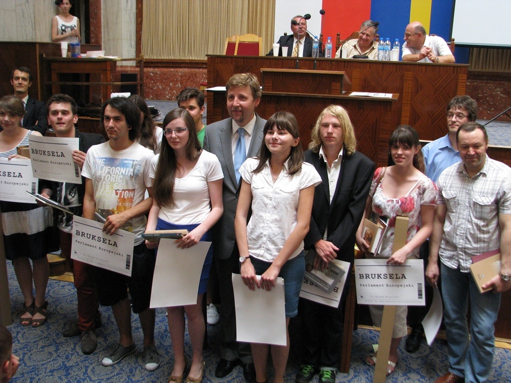 Laureaci trzeciej edycji Testu z Historii Śląska wraz z dr. Markiem Migalskim, Posłem Parlamentu Europejskiego