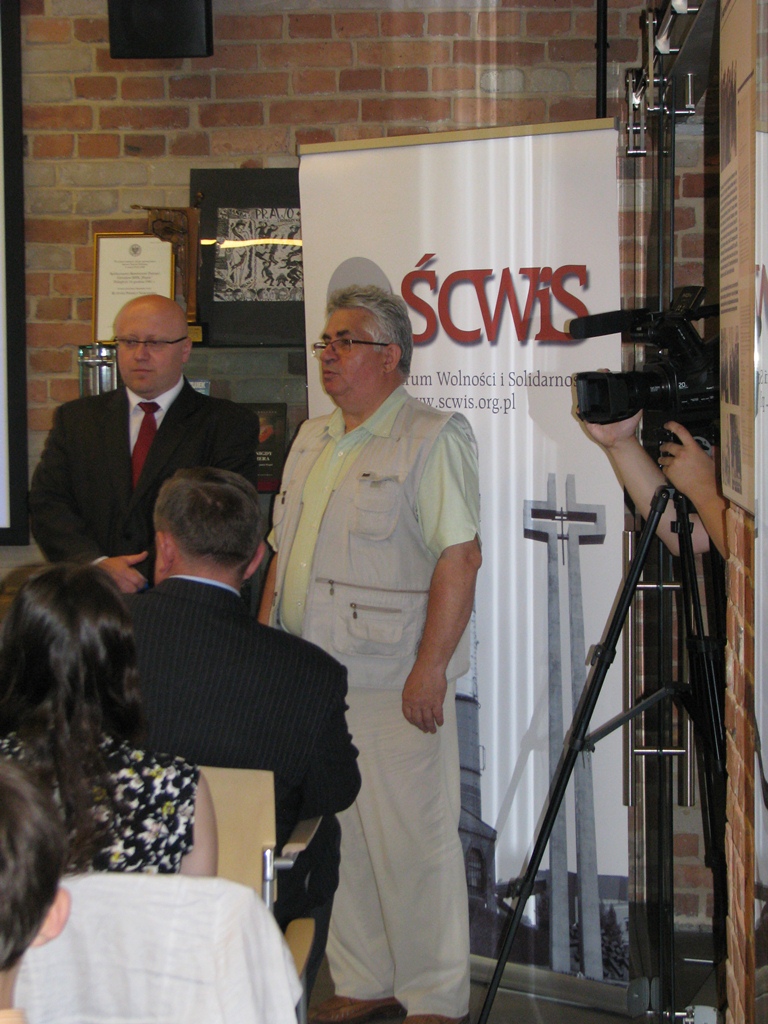 Powitanie zebranych – od prawej: Stanisław Płatek – Przewodniczący Społecznego Komitetu Pamięci Górników KWK „Wujek