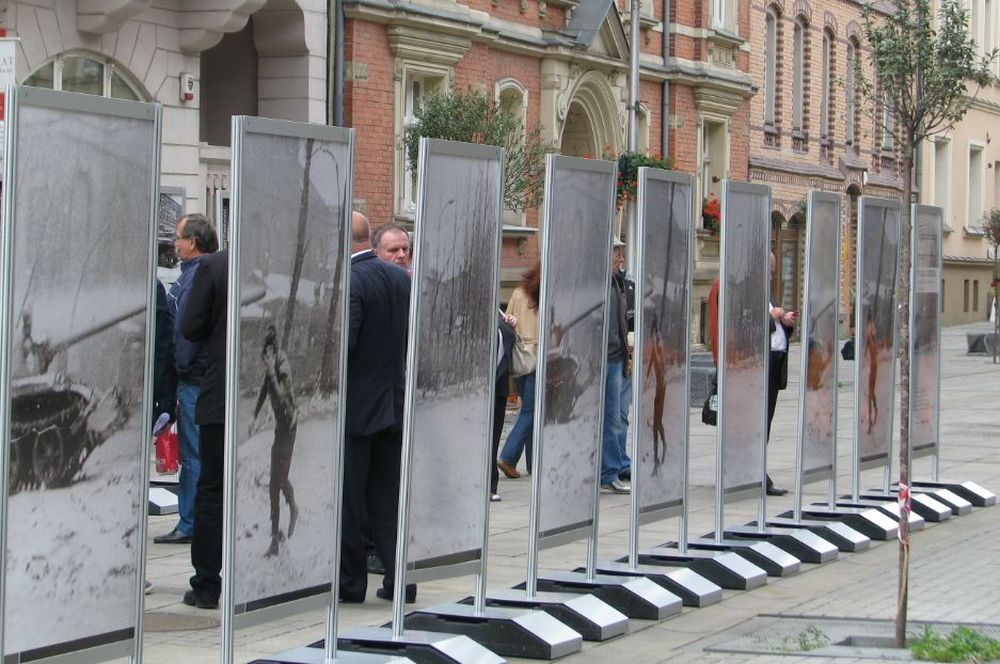 Otwarcie wystawy plenerowej „»Kopalnia strajkuje…« – strajk i pacyfikacja Kopalni »Wujek« 13–16 grudnia 1981 r.