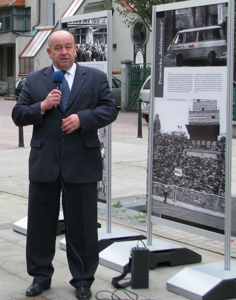 Dr Andrzej Drogoń, dyrektor katowickiego oddziału IPN przemawia podczas wernisażu wystawy plenerowej „Kopalnia strajkuje…