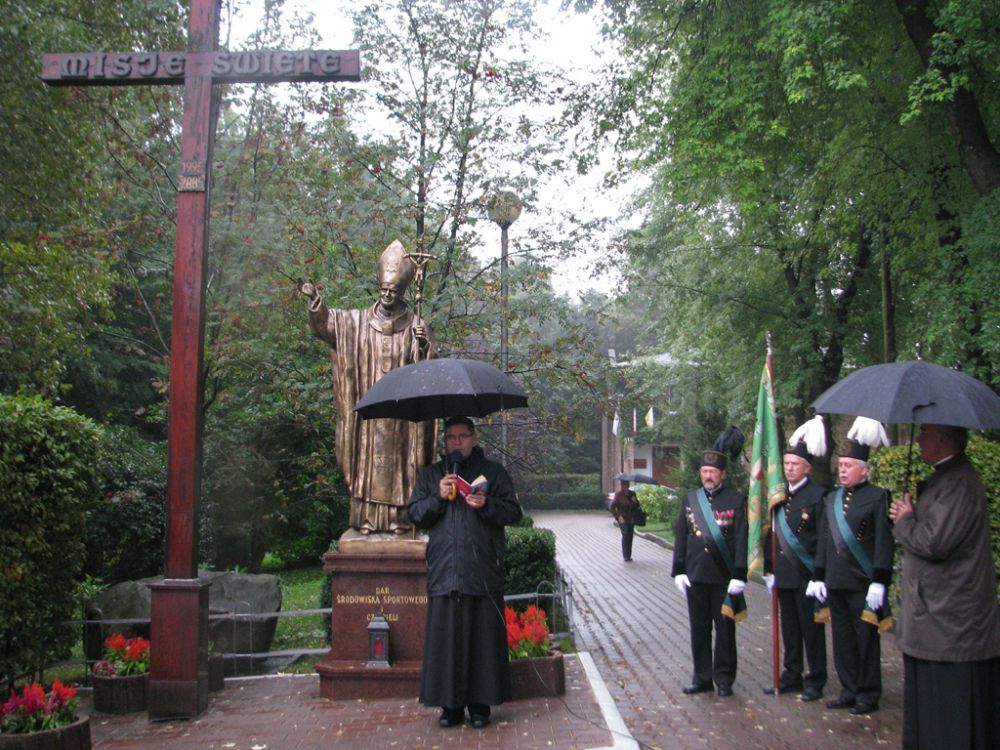 Modlitwa pod pomnikiem bł. Jana Pawła II 