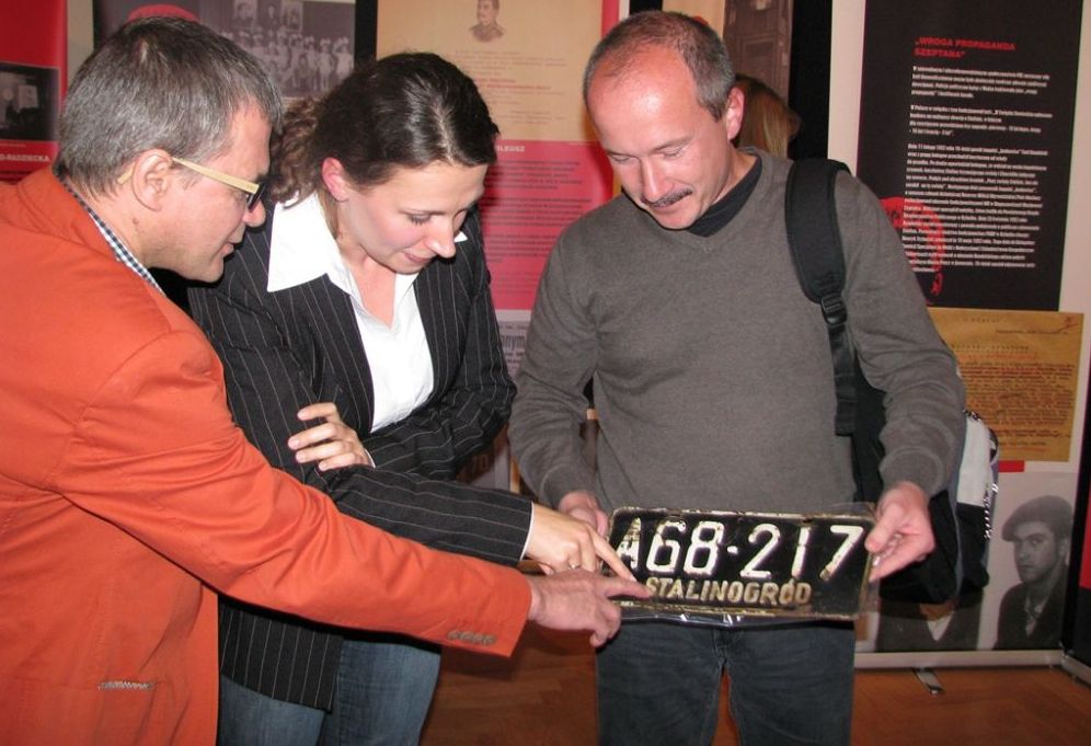 Jeden z uczestników wernisażu zaprezentował oryginalną tablicę rejestracyjną z napisem „Stalinogród