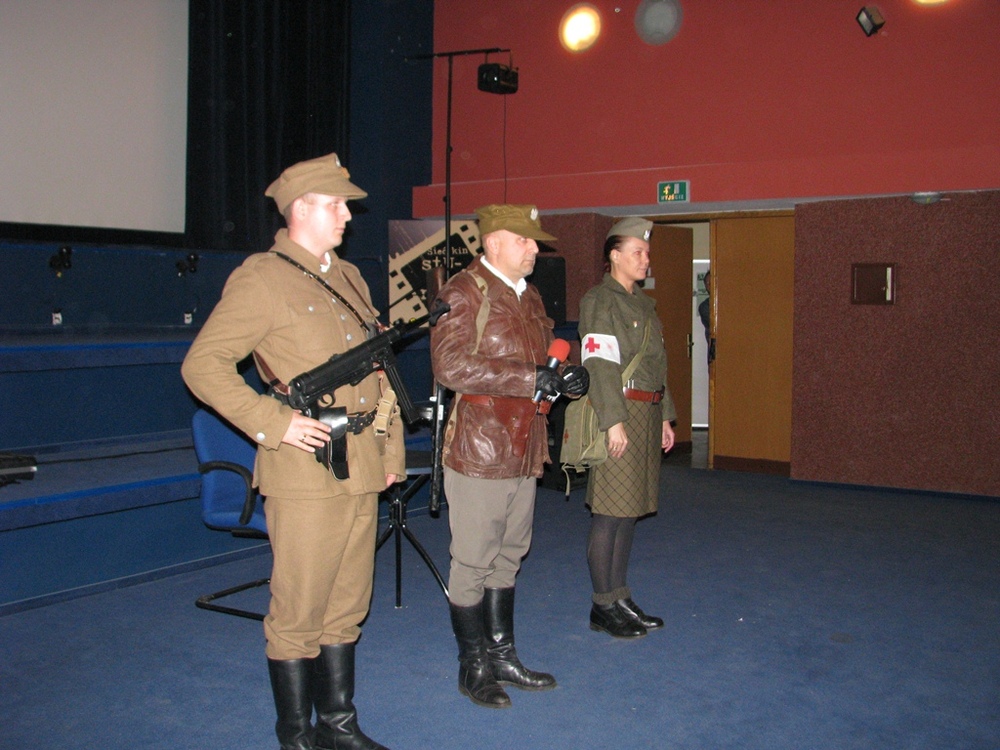 Grupa rekonstrukcyjna w kinie Światowid w Katowicach w 50. rocznicę zamordowania sierż. Józefa Franczaka ps. „Lalek