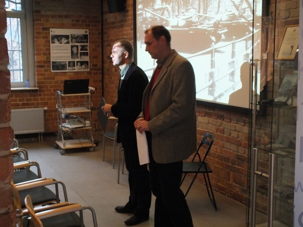 Powitanie – od lewej: Robert Ciupa, dyrektor Śląskiego Centrum Wolności i Solidarności, dr Jarosław Neja (OBEP Katowice)