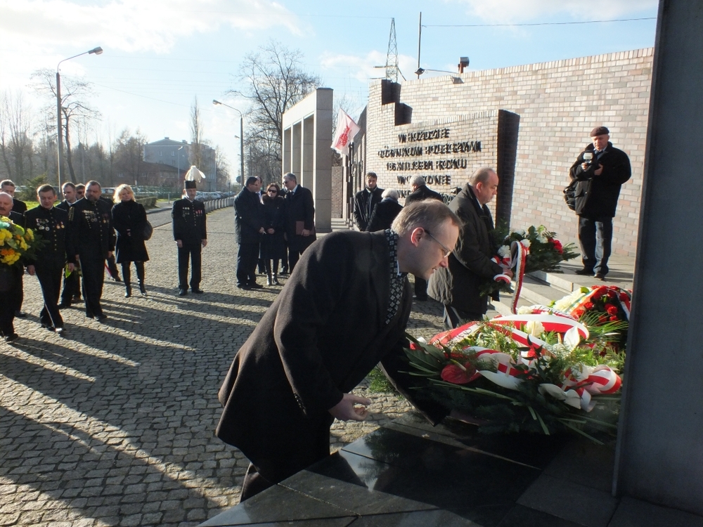 Złożenie kwiatów pod pomnikiem Górników KWK „Wujek