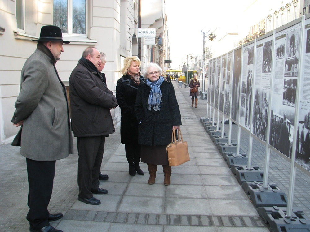 Po wystawie oprowadza dr Andrzej Drogoń, twórca wystawy 