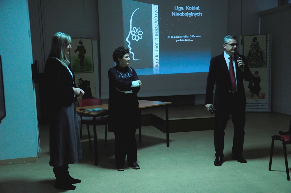 Od lewej – prezes Zarządu Ligii Kobiet Nieobojętnych Anna Kowalik, Izabella Wójcik-Kühnel oraz Andrzej Sznajder