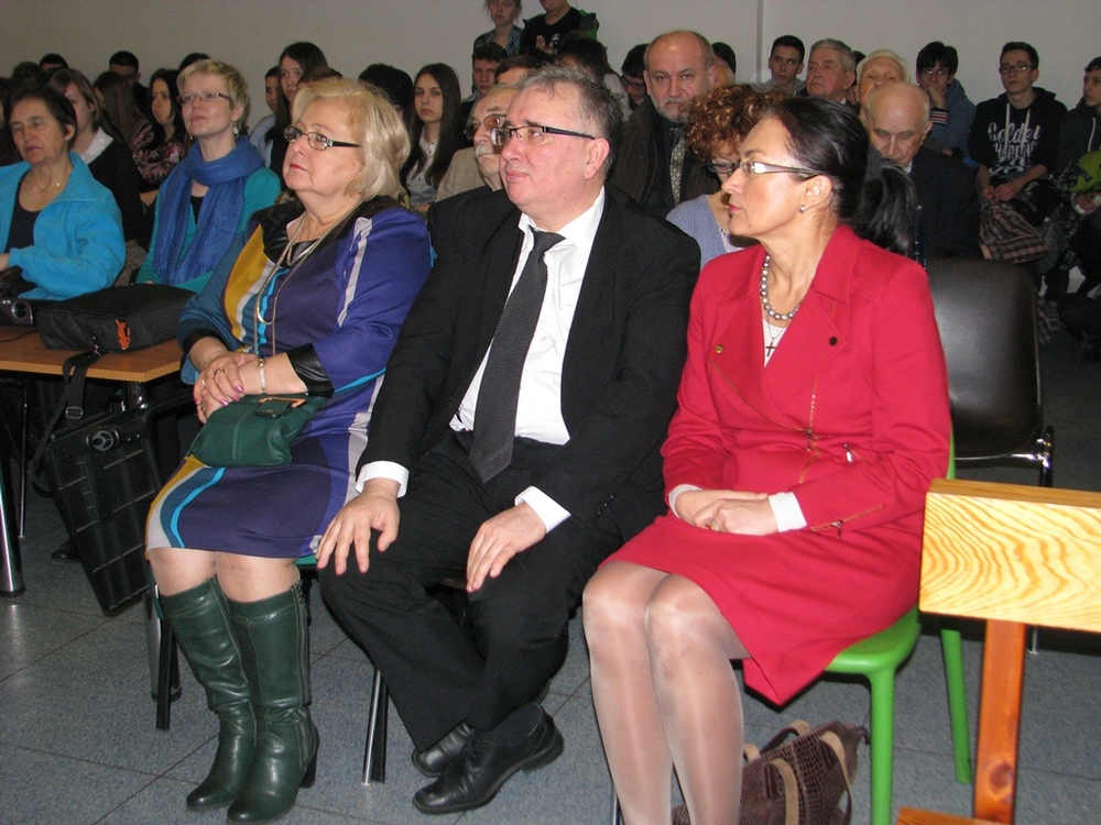 Wśród przybyłych posłowie na Sejm RP – od prawej: Izabela Kloc, Piotr Pyzik, Maria Nowak