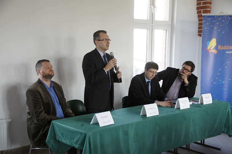 Prezentacja publikacji – od lewej: dr Dariusz Węgrzyn (współredaktor), dr Gabriel Tobor, burmistrz Radzionkowa, dr hab. Adam Dziurok (naczelnik OBEP Katowice), Sebastian Rosenbaum (współredaktor)