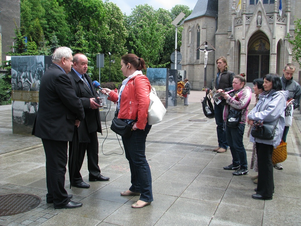 Otwarcie wystawy. Od lewej: Michał Luty, wiceprezydent miasta Katowice, dr Andrzej Drogoń, dyrektor katowickiego oddziału IPN 