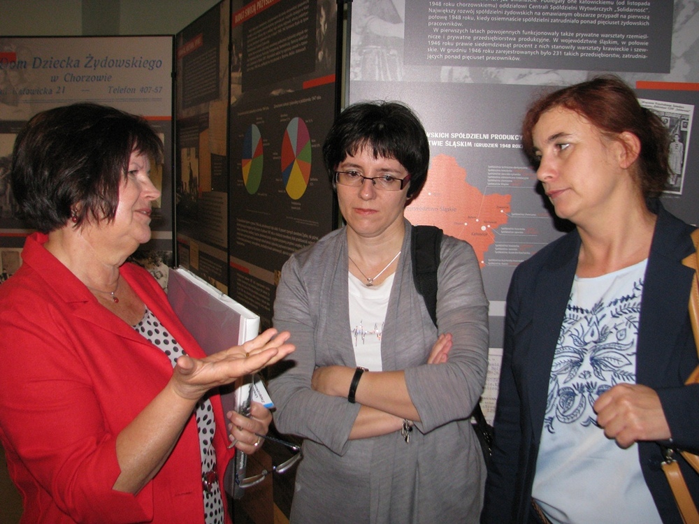 Wernisaż wystawy – od lewej: Urszula Zajączkowska, dyrektor Muzeum Śląska Opolskiego, autorki wystawy: Monika Bortlik-Dźwierzyńska, dr Aleksandra Namysło