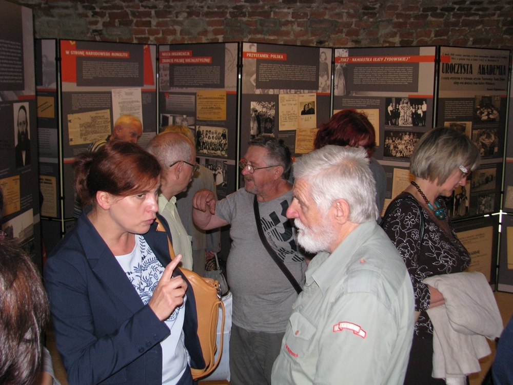 Dr Aleksandra Namysło (pierwsza od lewej) rozmawia z uczestnikami otwarcia wystawy 