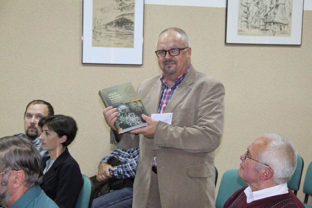 Bogdan Kocurek, dyrektor Książnicy Beskidzkiej podczas prezentacji książki „Wśród wojennej nawałnicy…