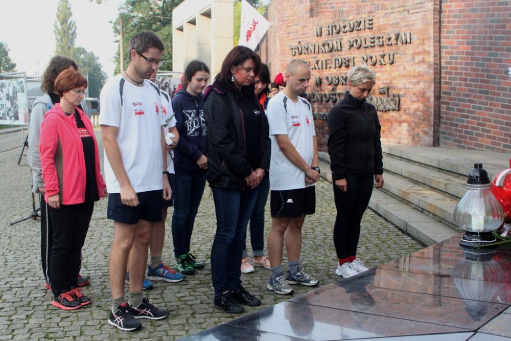 Przedstawiciele katowickiego oddziału IPN składają kwiaty pod pomnikiem Poległych Górników KWK „Wujek