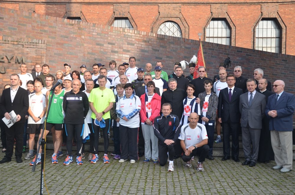 Uczestnicy pielgrzymki biegowej pod pomnikiem Poległych Górników KWK „Wujek