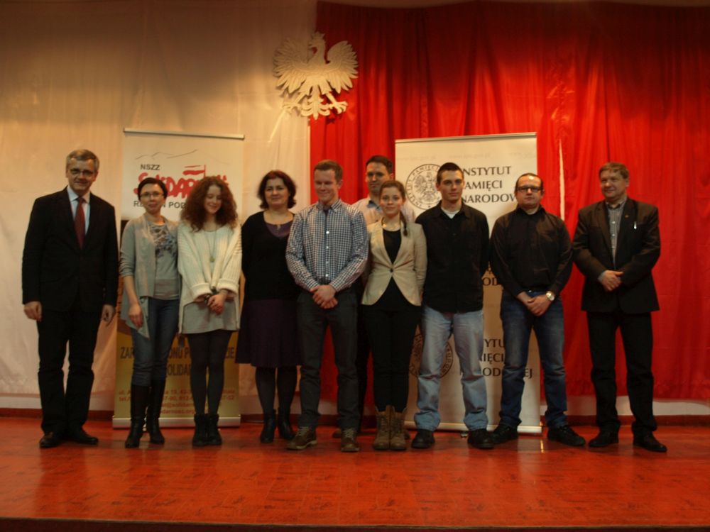 Laureaci konkursu z opiekunami wraz z Andrzejem Sznajderem (pierwszy od lewej) oraz Markiem Boguszem (pierwszy od prawej)