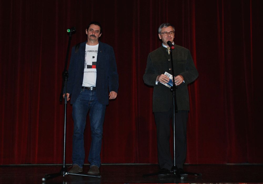 Od lewej: Przemysław Miśkiewicz, przewodniczący Stowarzyszenia Pokolenie i Andrzej Szanajder, dyrektor Oddziału IPN w Katowicach 