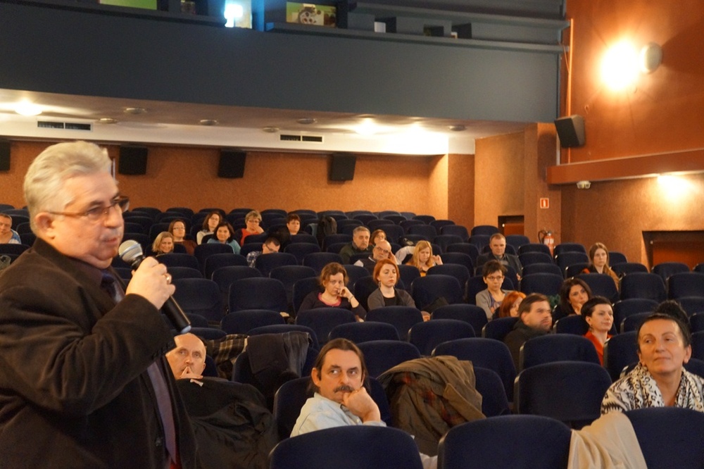 Stanisław Płatek i uczestnicy pokazu 