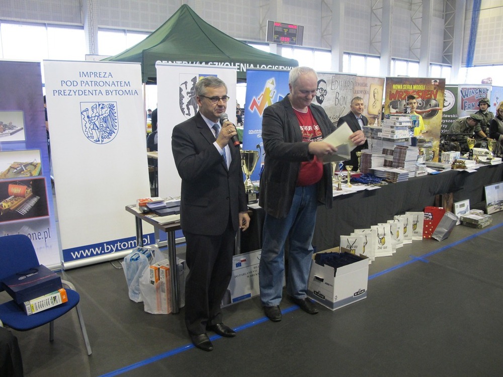 Przemawia Andrzej Sznajder, dyrektor katowickiego oddziału IPN