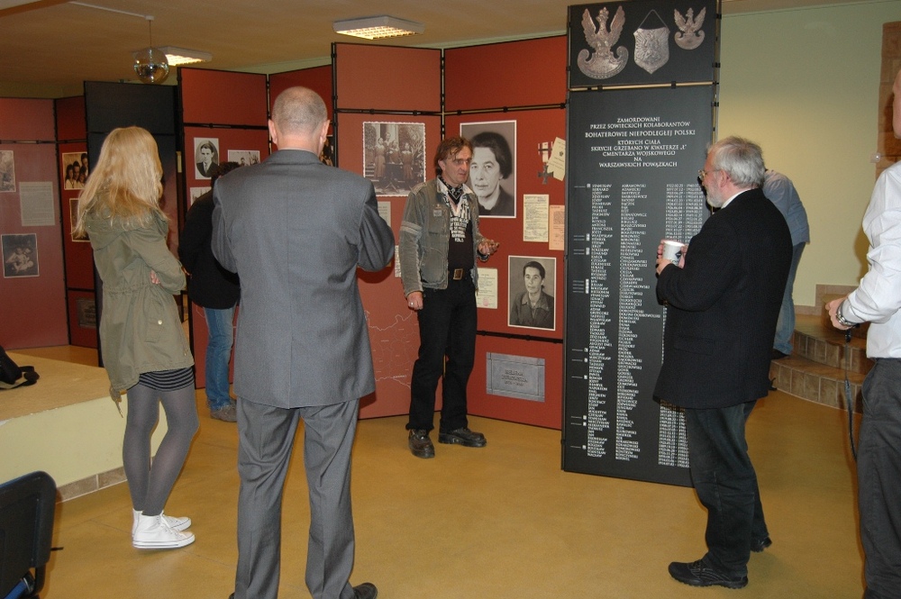 Zwiedzający wystawę fotografii Piotra Życieńskiego „Milcząc, wołają