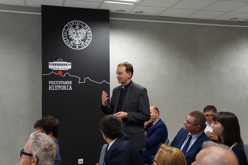 ks. Marek Gancarczyk podczas promocji 