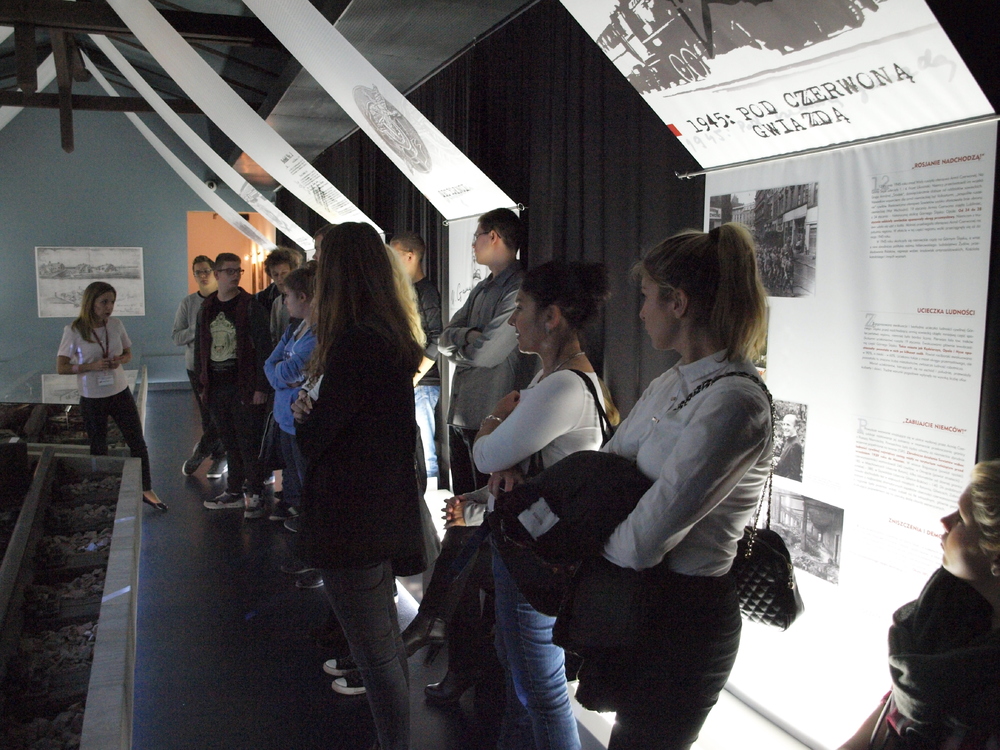 Młodzież odwiedziła Centrum Dokumentacji Deportacji Górnoślązaków do ZSRR w 1945 roku w Radzionkowie